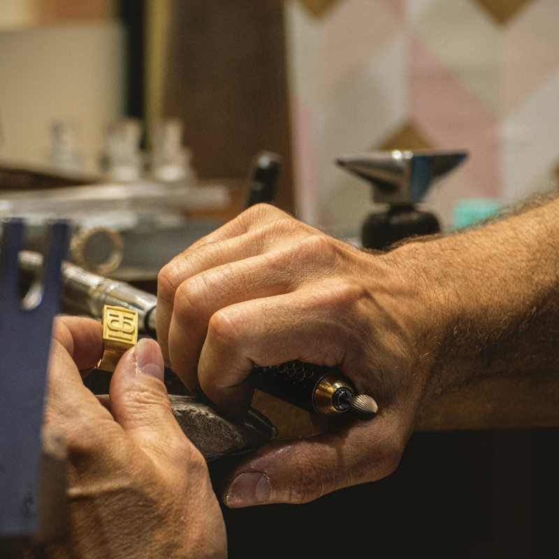 Photo de David Joaillier en pleine création d'une bague sur-mesure